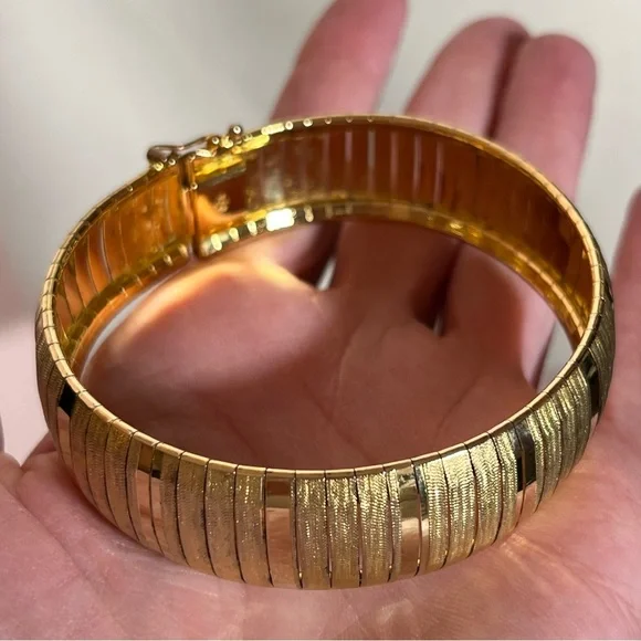 Vintage 80 90 Gold Vermeil Oversized Mobwife Classic Italy thick wide Bracelet - Picture 17 of 17